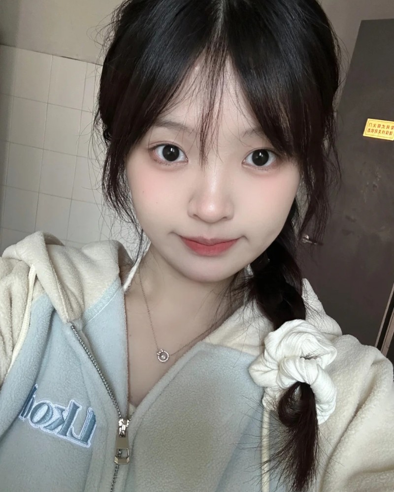 ảnh gái xinh selfie trong áo xám siêu dễ thương