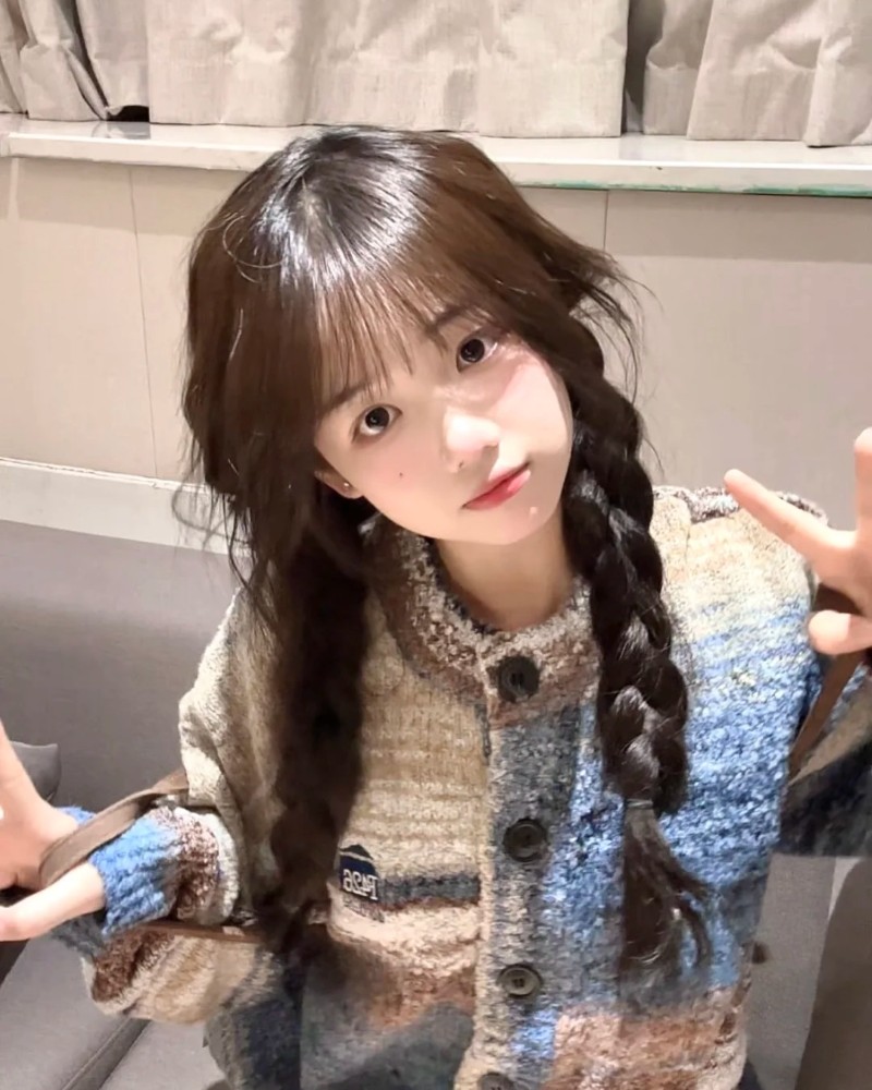 ảnh gái xinh ngồi ghế nhìn nghiêng thật dịu dàng