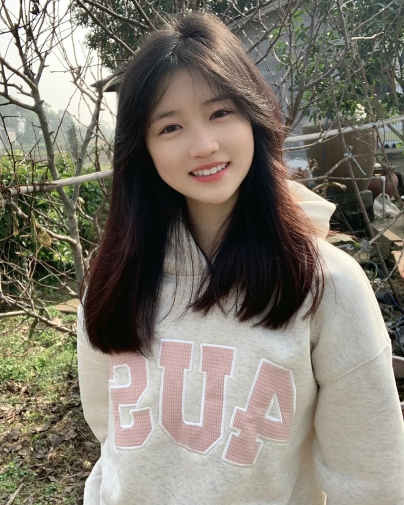 ảnh gái xinh dễ thương cười tươi với áo hoodie trắng