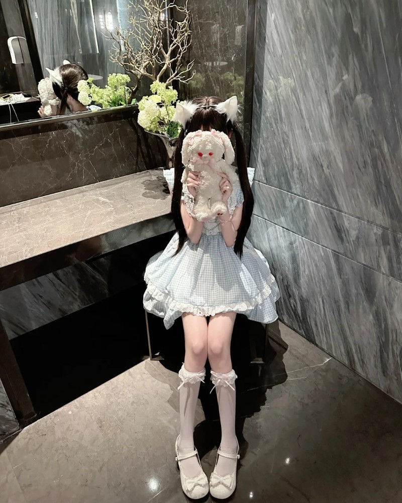 ảnh bé gái đứng ngoài trời diện váy trắng dễ thương