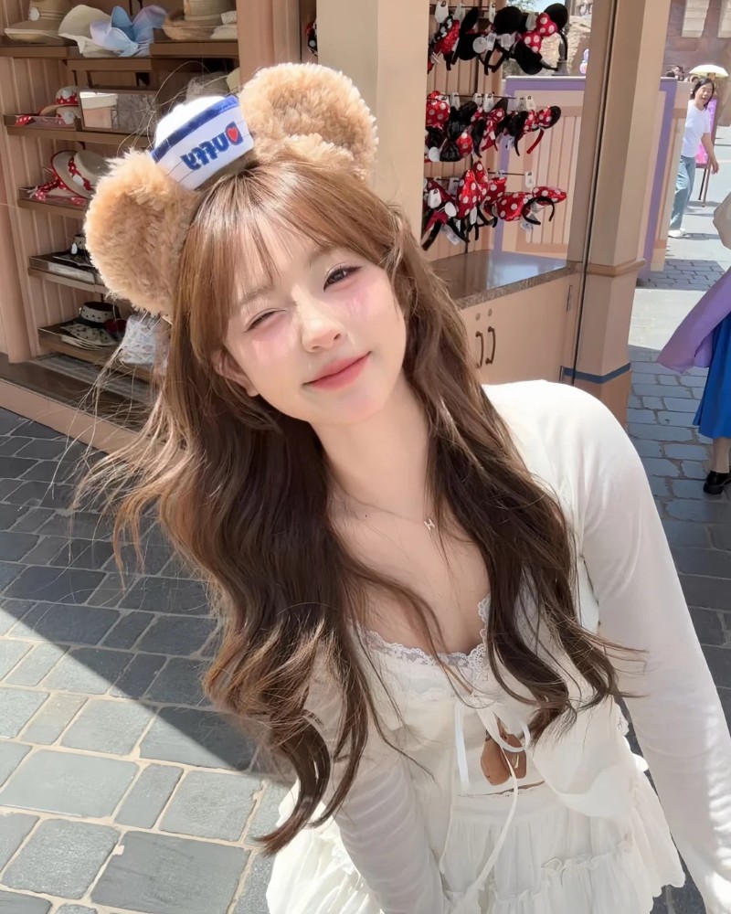 ảnh gái xinh chụp selfie ngoài phố tóc xoăn trẻ trung