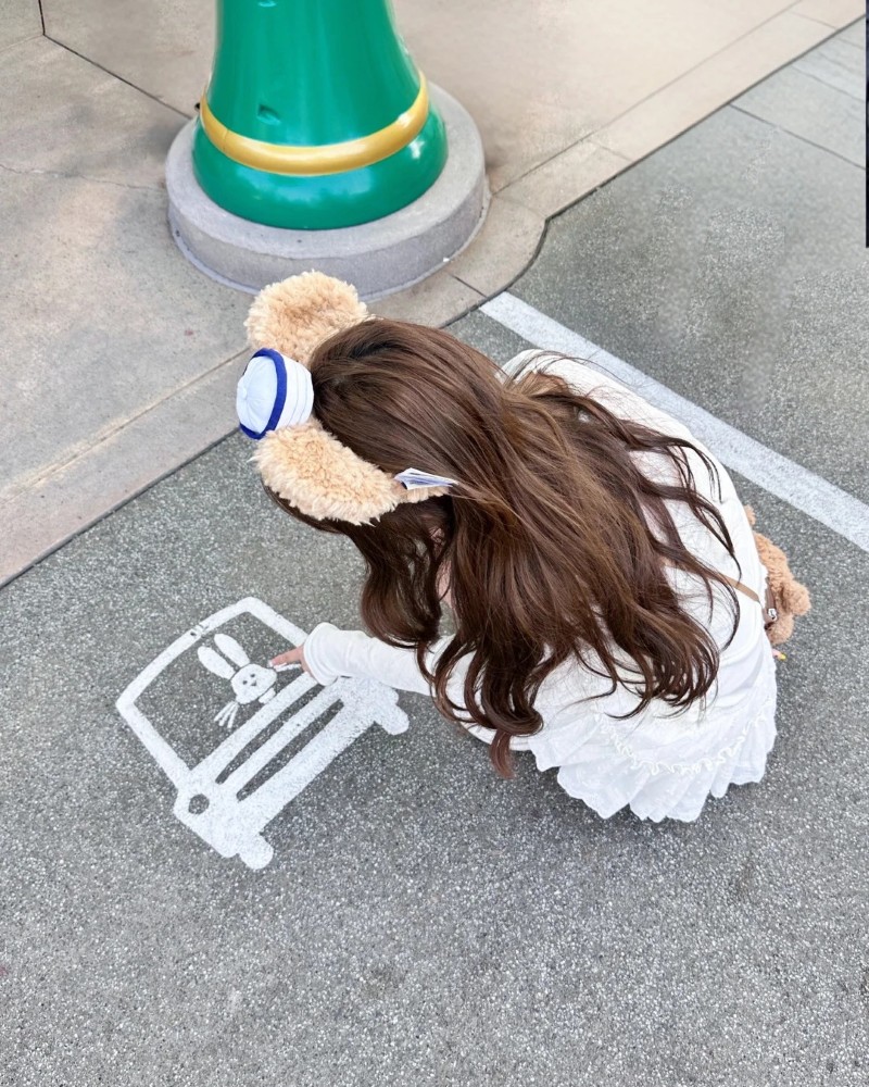 ảnh bé gái chơi xe đồ chơi vô cùng đáng yêu