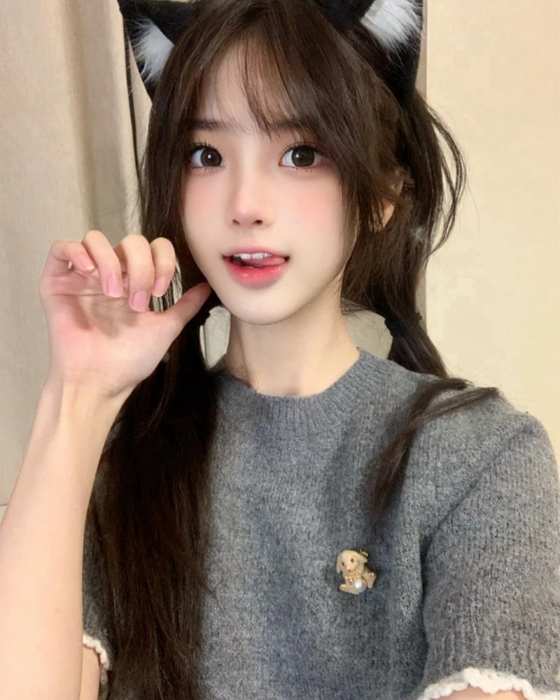 ảnh gái xinh tạo dáng trong áo len xám cute