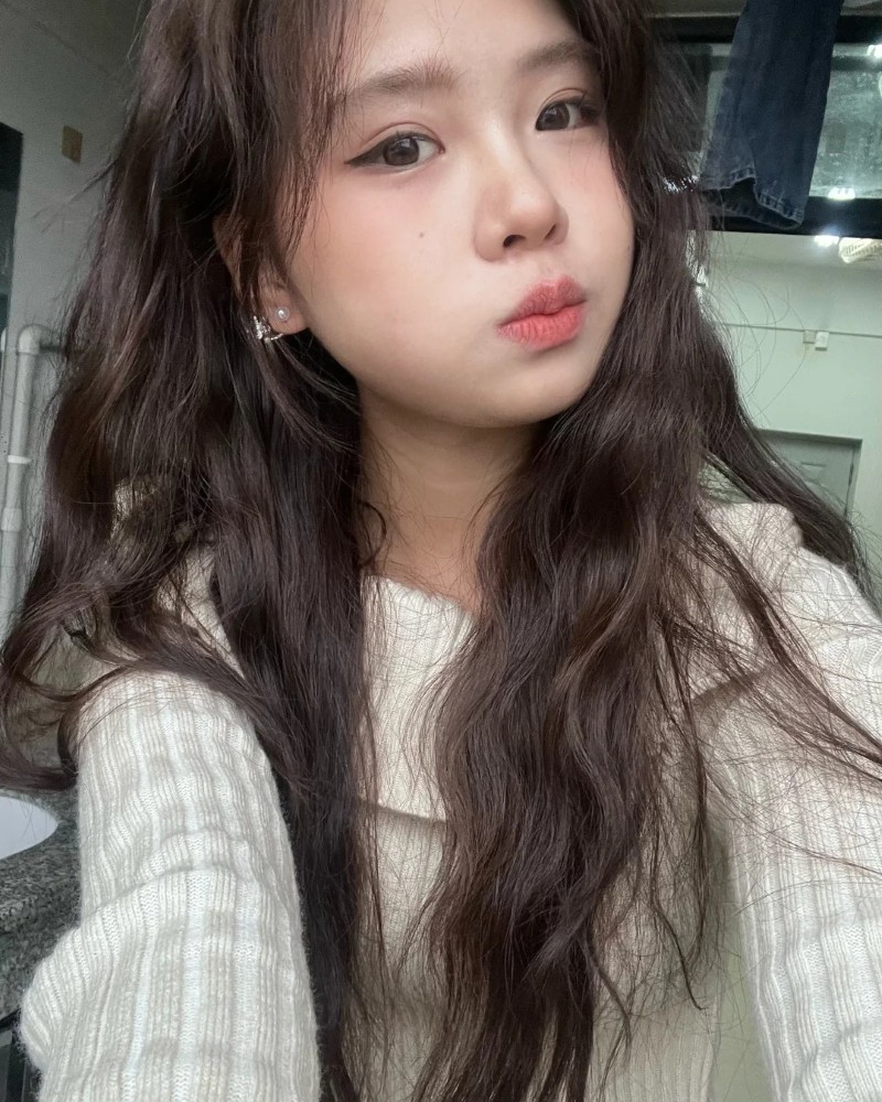 ảnh gái xinh môi chẻ tạo dáng nhẹ đáng yêu