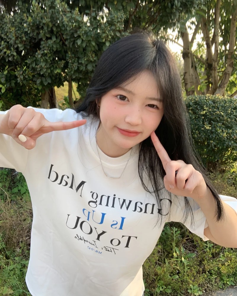 ảnh gái xinh tạo dáng ngoài trời gương mặt trong trẻo