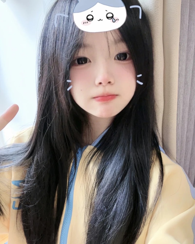 ảnh gái xinh tóc dài nhìn camera với nụ cười nhẹ