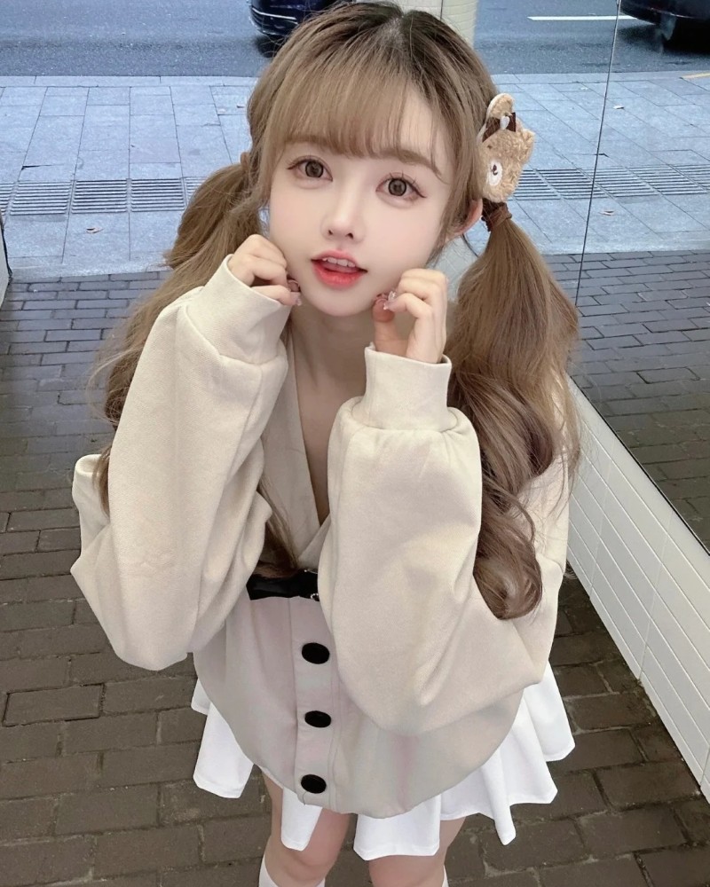 ảnh gái xinh tạo dáng ngoài trời áo nâu dễ thương