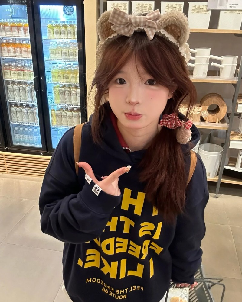 ảnh bé gái tạo dáng trước cửa hàng cực dễ thương