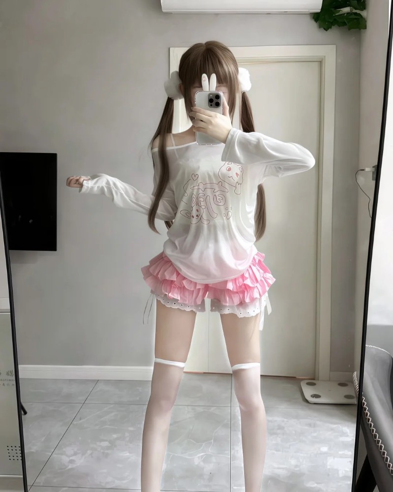 ảnh bé gái diện áo trắng quần hồng tạo dáng đáng yêu