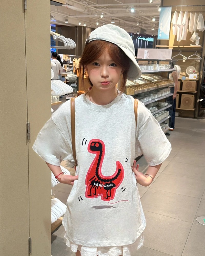 ảnh bé gái mặc áo đỏ vui vẻ trong sân nhà