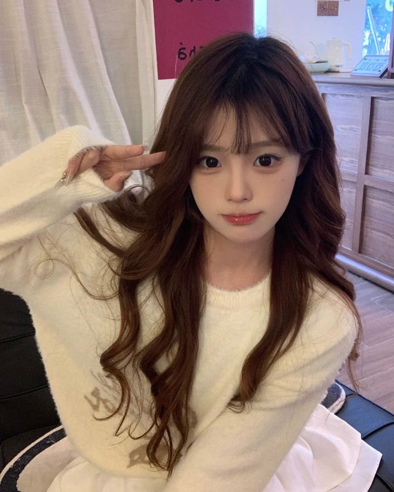 ảnh gái xinh dễ thương với mái tóc dài xoăn nhẹ