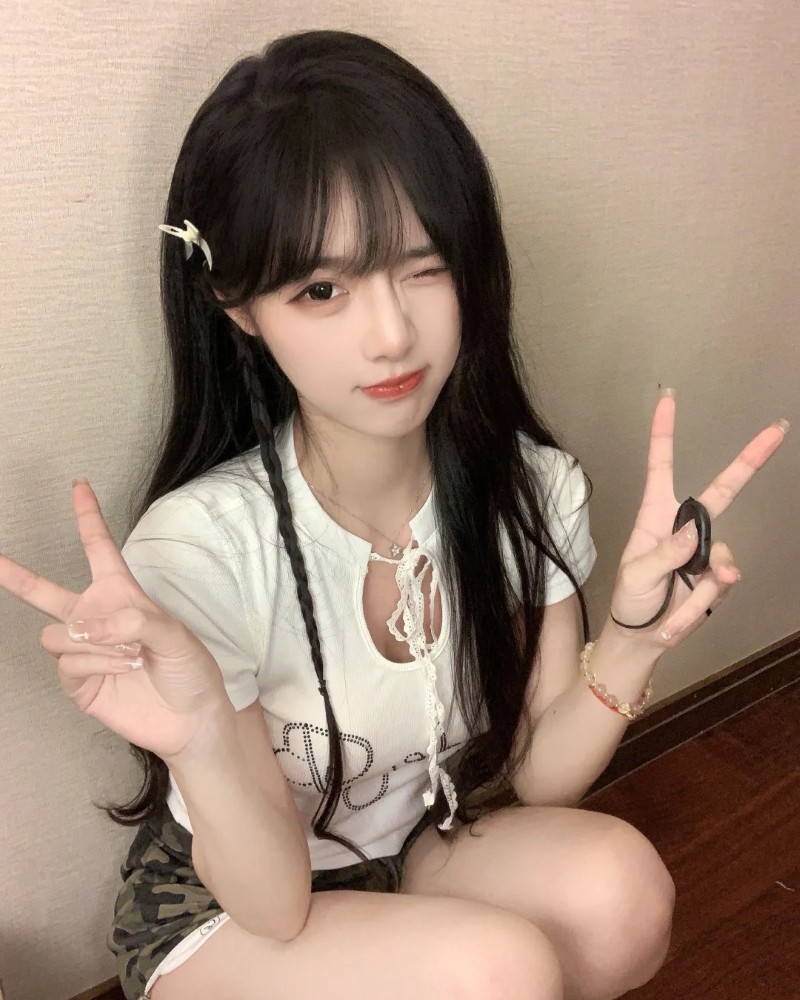 ảnh gái xinh hai tay tạo dáng chữ V cute