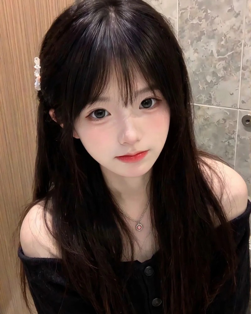 ảnh gái xinh tóc đen cột cao nhìn camera đáng yêu