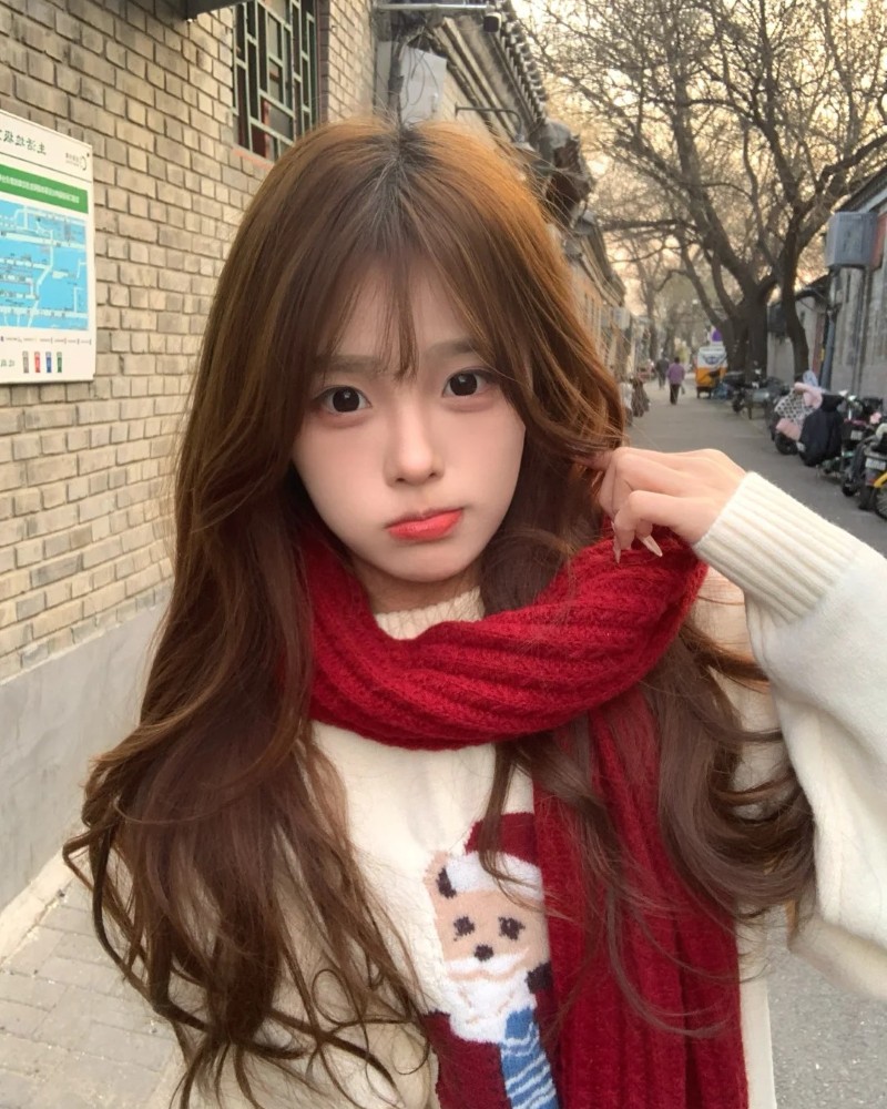 ảnh gái xinh diện khăn len đỏ tạo cảm giác ấm áp