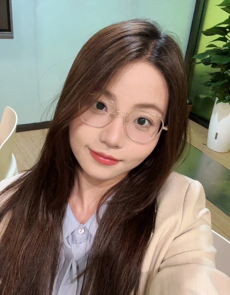 Ảnh Gái Xinh Đeo Kính cười nhẹ với mái tóc dài và kính gọng tròn