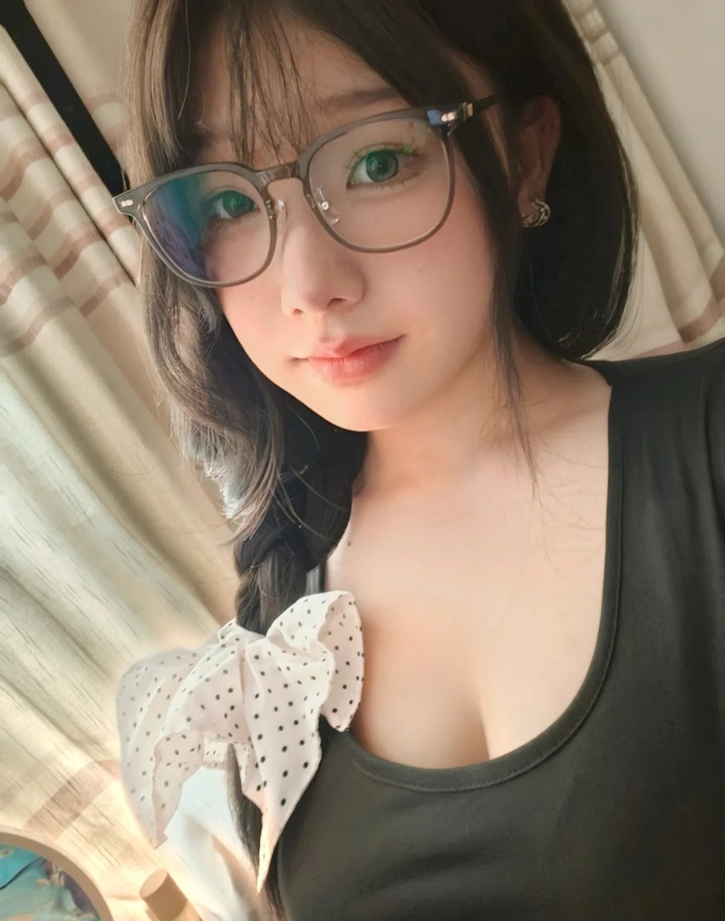 Cô gái mặc áo hai dây và kính gọng tròn cá tính