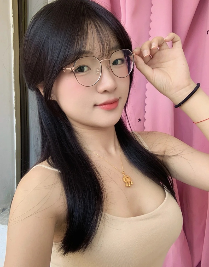 Cô gái tóc thẳng dài tạo dáng trong phòng