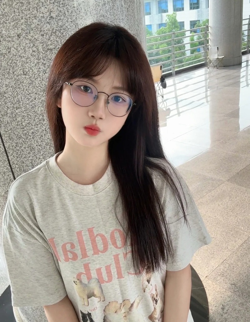 Cô gái diện áo trắng giản dị và đeo kính