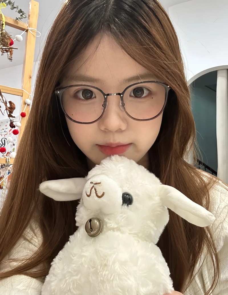 Cô gái ôm thú bông và nở nụ cười dịu dàng