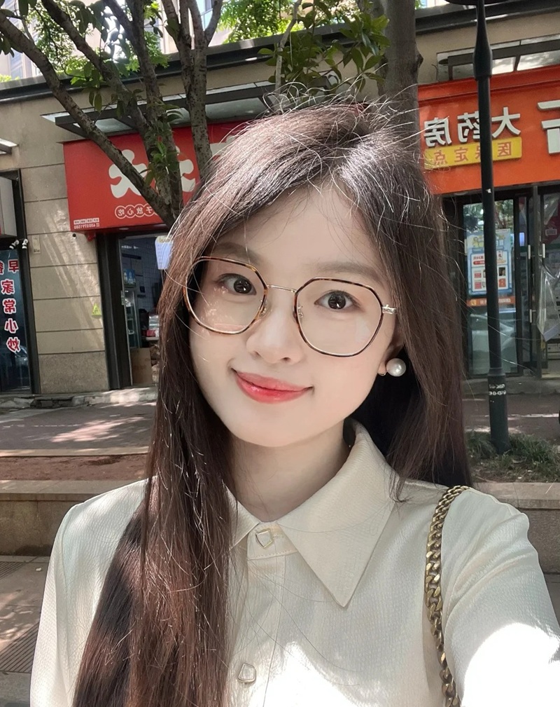 Cô gái tạo dáng trước cửa kính với ánh sáng tự nhiên