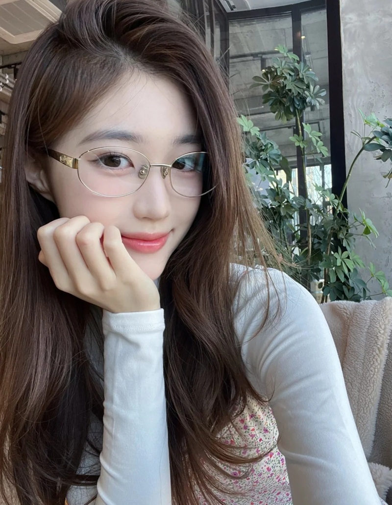 Cô gái chống cằm đầy suy tư trong ánh sáng mềm