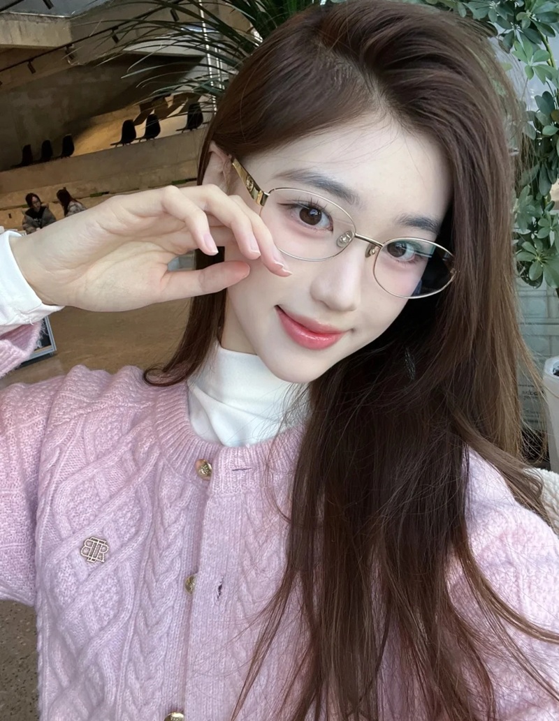 Cô gái đeo kính tung tăng với áo hồng pastel