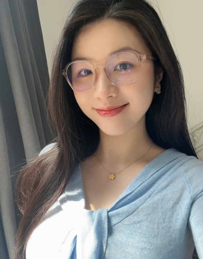 Chân dung cô gái mỉm cười với tóc dài suôn