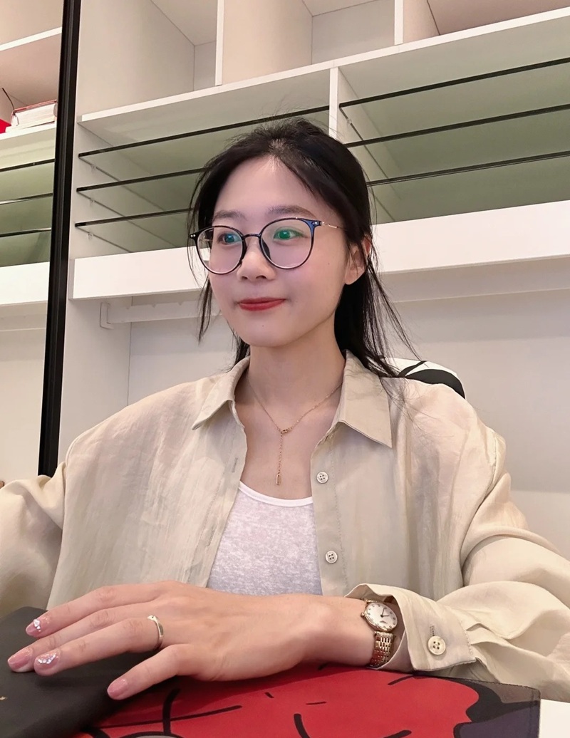 Cô gái ngồi ghế mềm tạo dáng thanh lịch