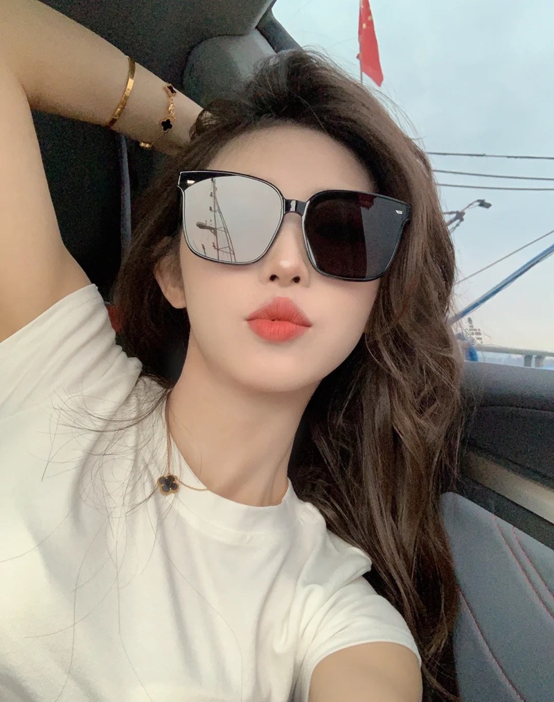 Cô gái đeo kính thời trang và tóc uốn bồng