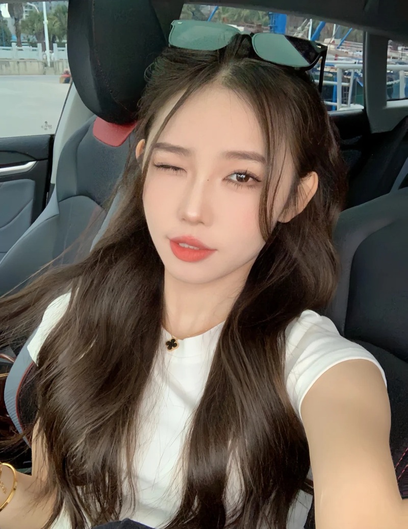 Cô gái selfie trên xe với thần thái tự tin