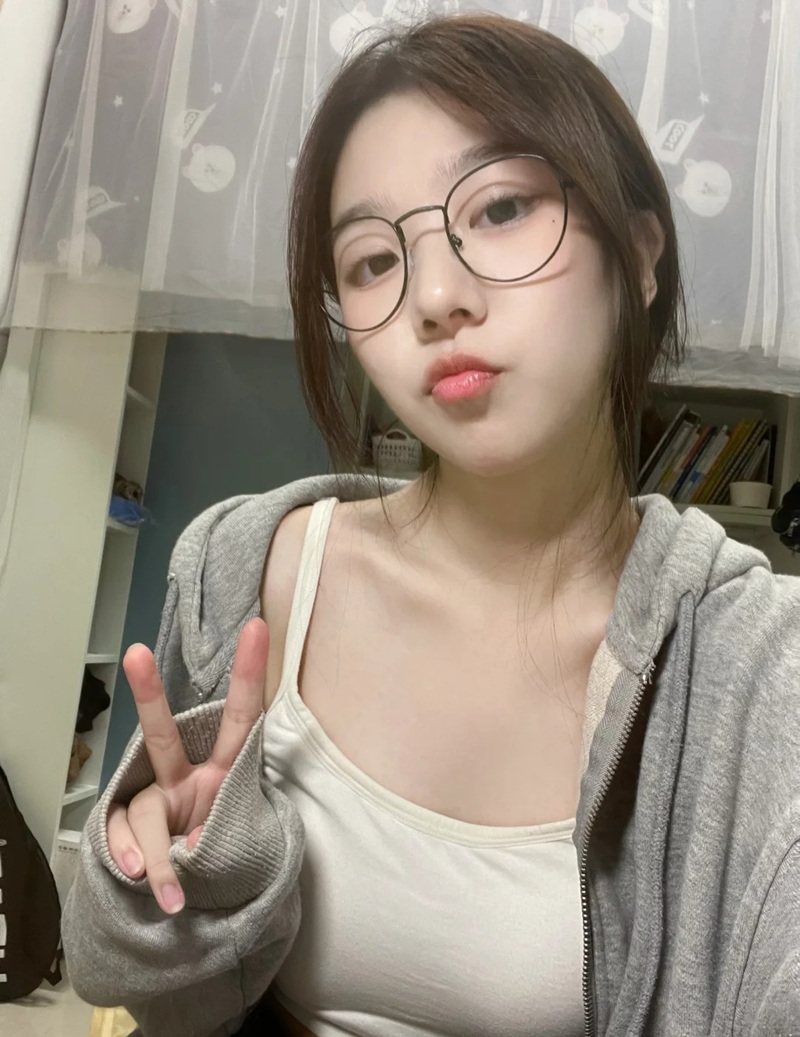 Cô gái đeo kính mảnh và diện áo hai dây