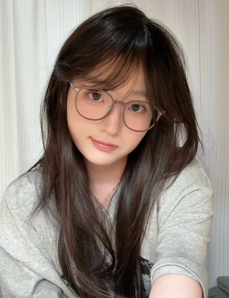 Cô gái nhìn thẳng máy ảnh với mái tóc dài suôn