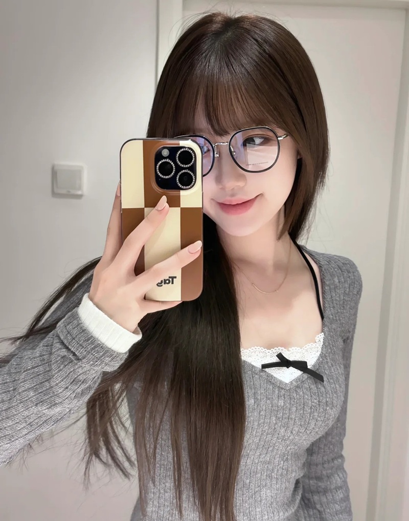 Cô gái selfie bằng điện thoại với biểu cảm vui tươi