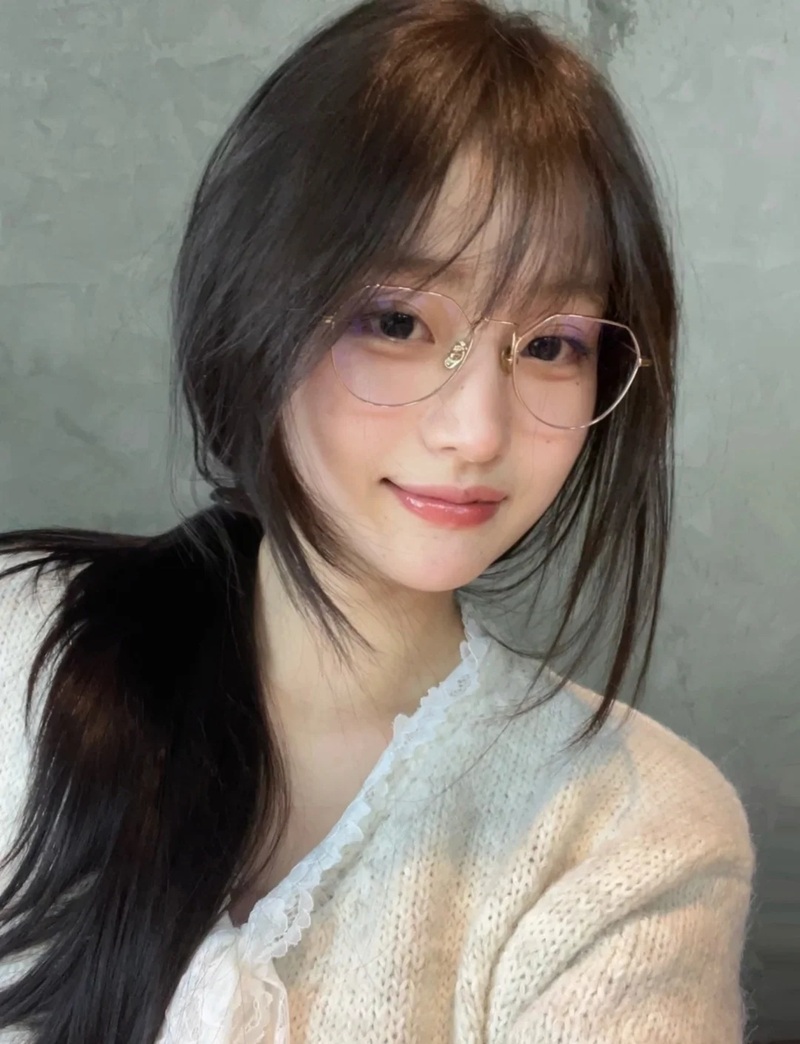 Cô gái tóc ngắn uốn nhẹ đeo kính dễ thương