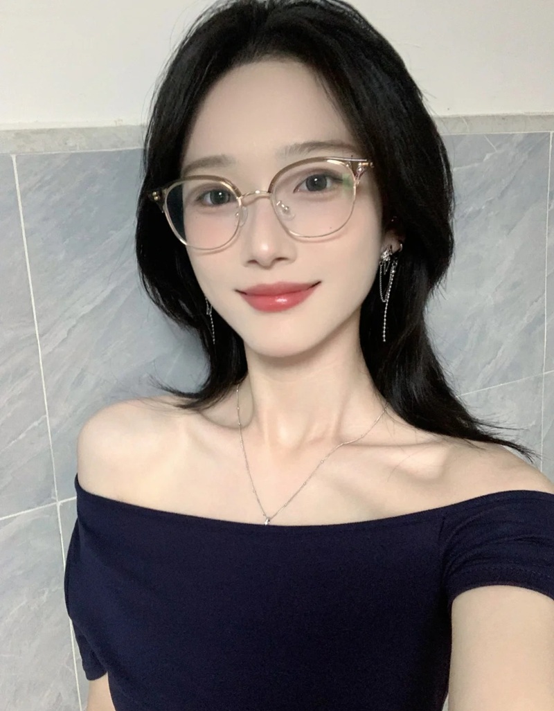 Chân dung cô gái đeo kính với phong cách trưởng thành