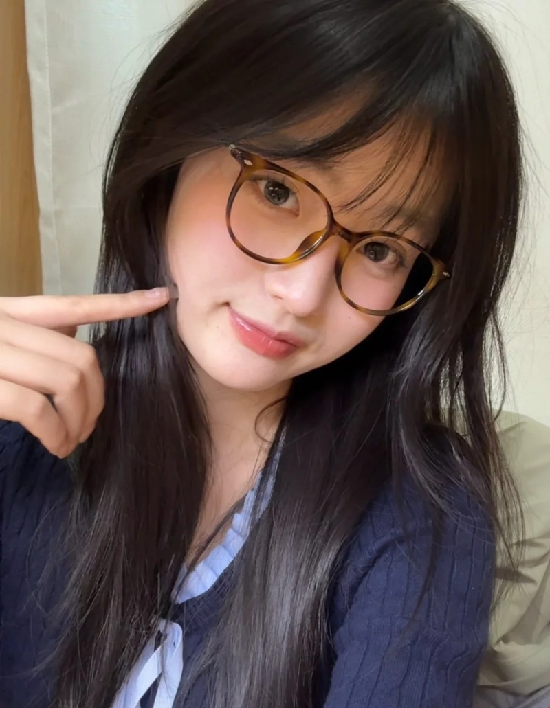 Cô gái tóc dài và kính tròn tạo dáng đáng yêu