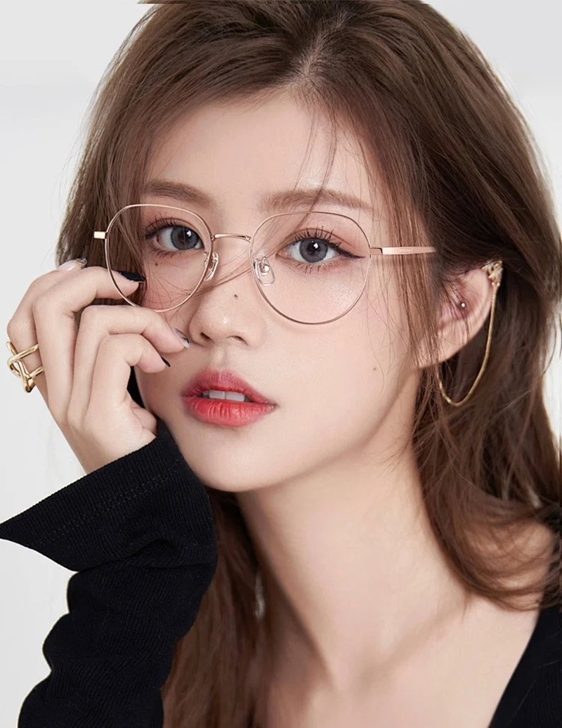 Cô gái makeup nhẹ với kính gọng tròn thanh lịch