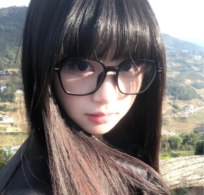 Cô gái phong cách Nhật với kính đen và khăn choàng