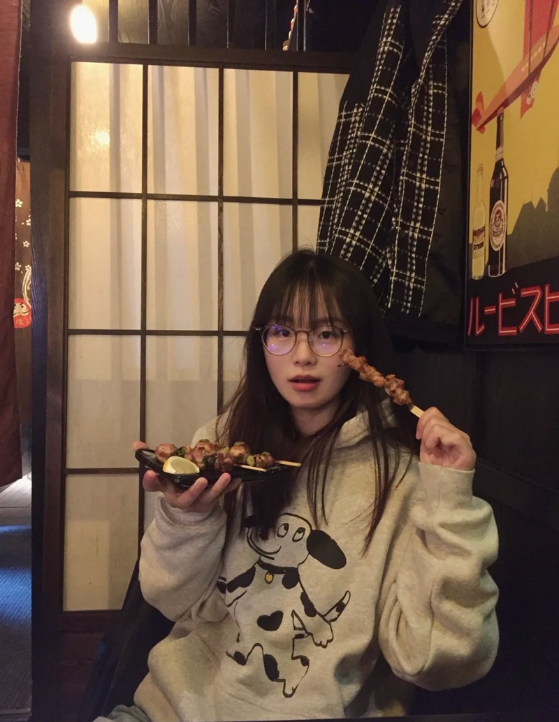 Cô gái ngồi thư giãn trong không gian ấm áp