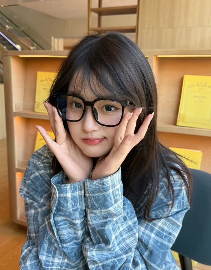 Cô bé đeo kính tròn và áo len vàng đáng yêu