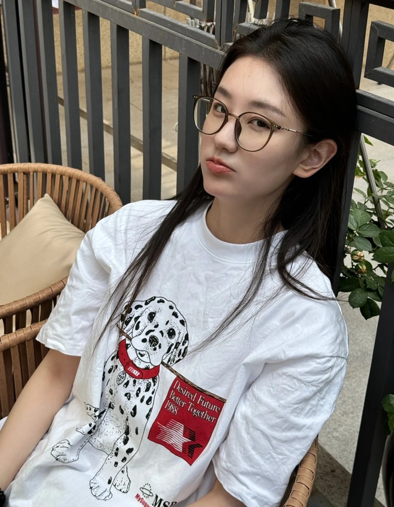 Cô gái đứng nghiêng người trong phòng sáng tự nhiên