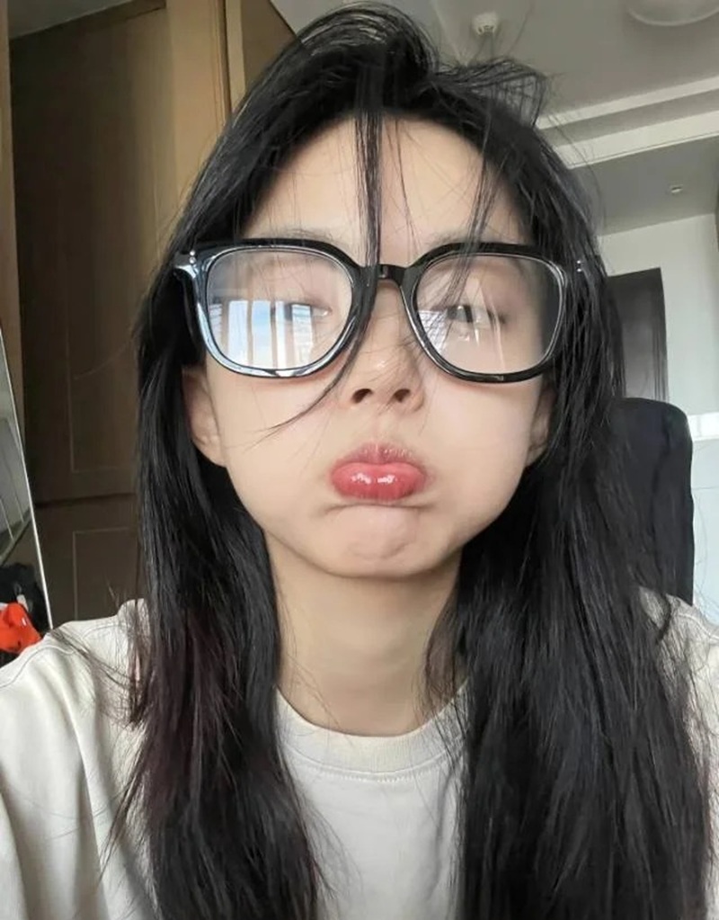 Cô gái cá tính với kính gọng lớn và áo trắng