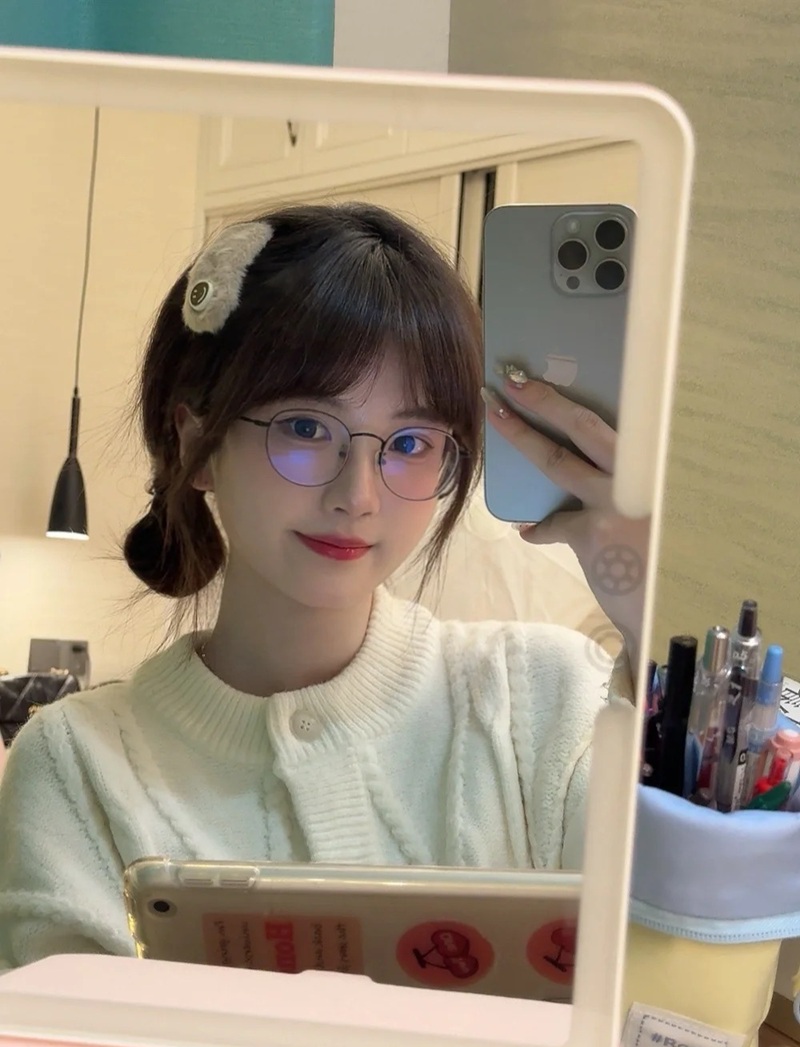 Cô gái selfie trong phòng với ánh sáng vàng ấm