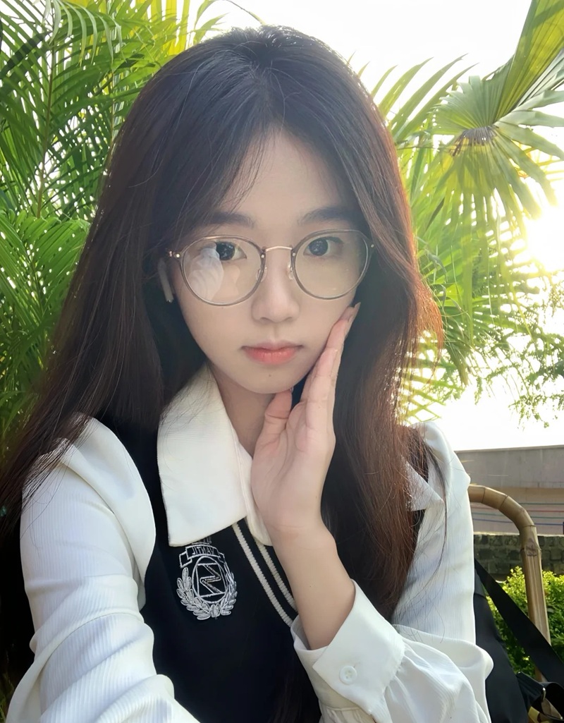 Cô gái diện áo sơ mi trắng tạo dáng nhẹ nhàng