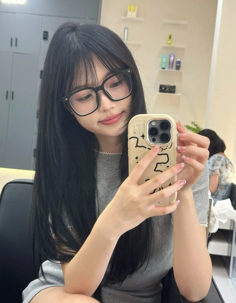 Cô gái chụp gương bằng điện thoại với kiểu tóc dài