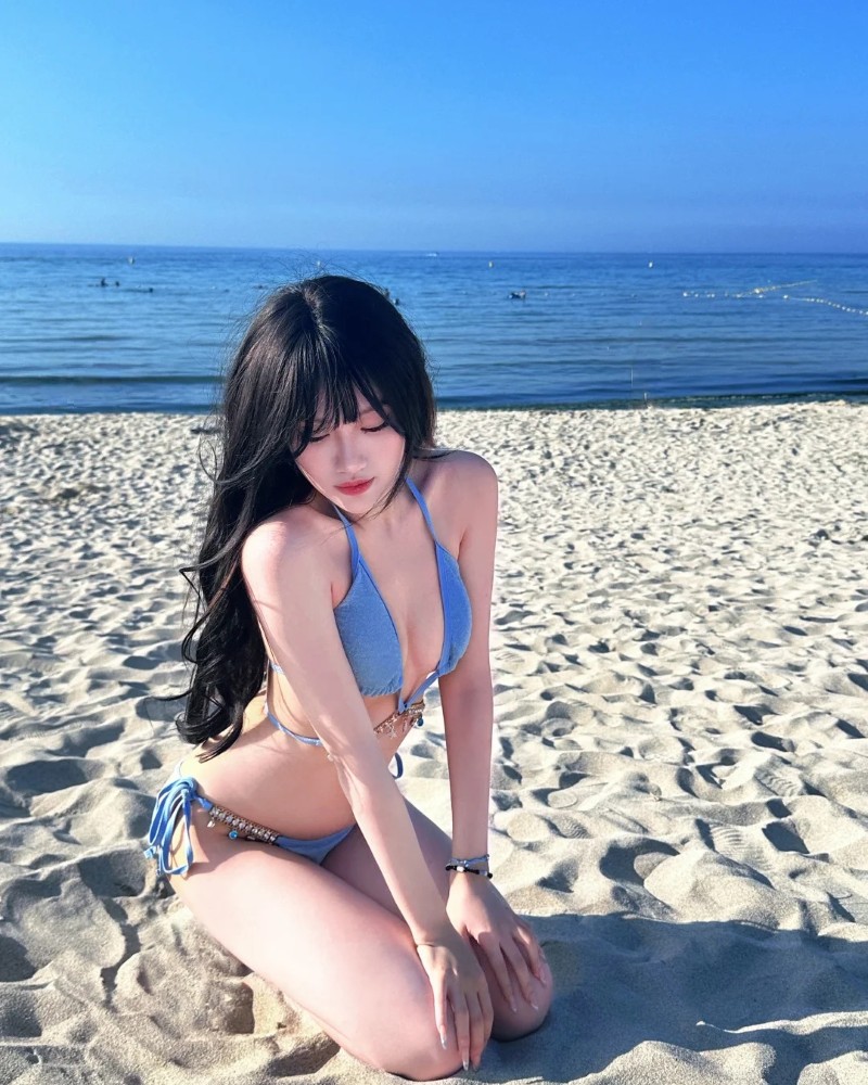 Cô gái Hàn Quốc tóc dài ngồi trên bãi cát