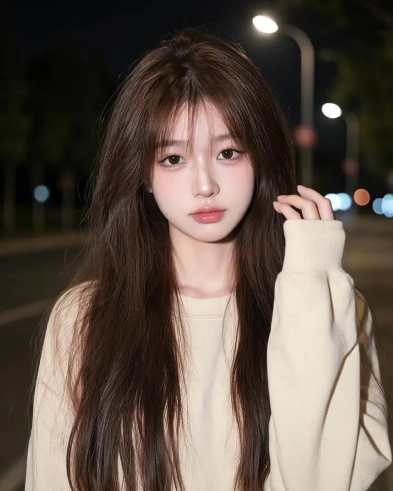 Cô gái Hàn Quốc tóc nâu tạo dáng trước nhà