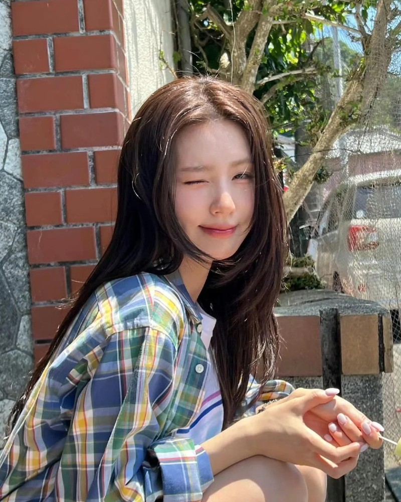 Cô gái Hàn Quốc tạo dáng ngoài trời trong áo kẻ vàng