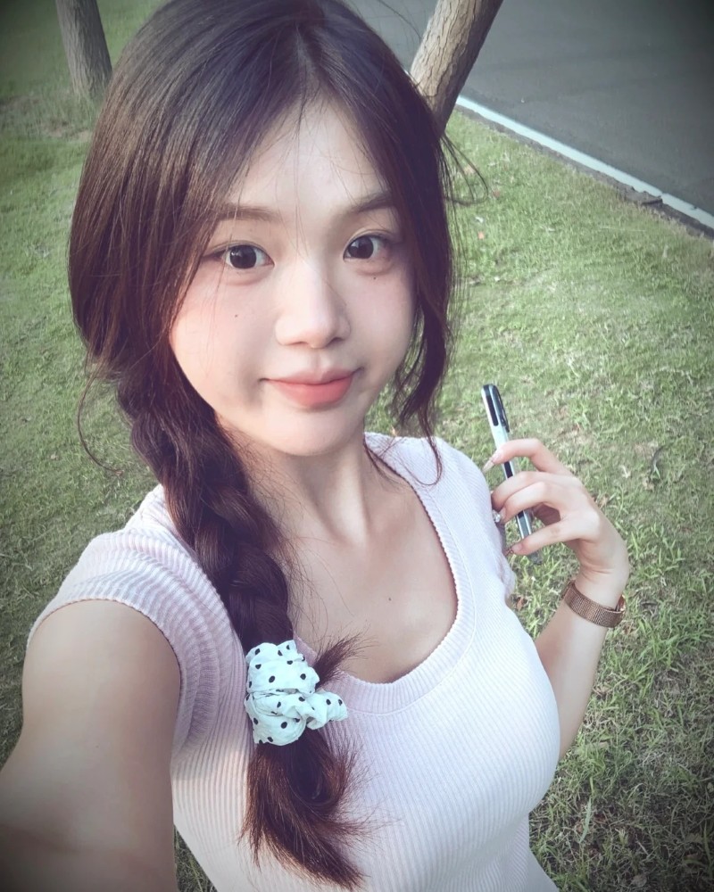 Cô gái Hàn Quốc tết tóc hai bên tạo vẻ dễ thương