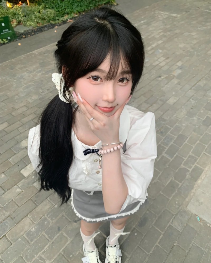 Cô gái Hàn Quốc tạo dáng với áo trắng trong nhà